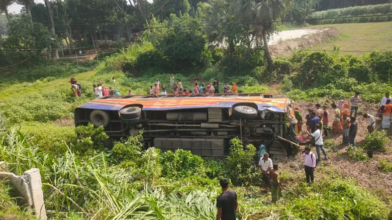 ভাঙ্গায় বাস-পিকআপ মুখোমুখি সংঘর্ষ: ২ ব্যবসায়ী নিহত, আহত ৩০