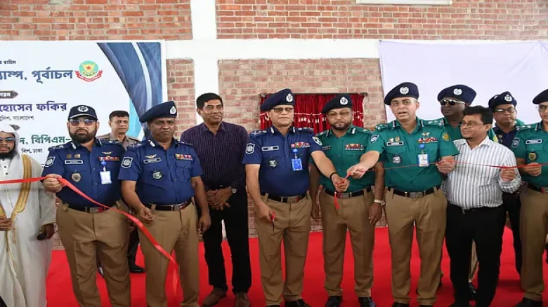 নতুন পোশাকে ভিন্ন লুকে মাঠে বাংলাদেশ পুলিশ, ৫ আগস্টের পর আবার পরিবর্তন