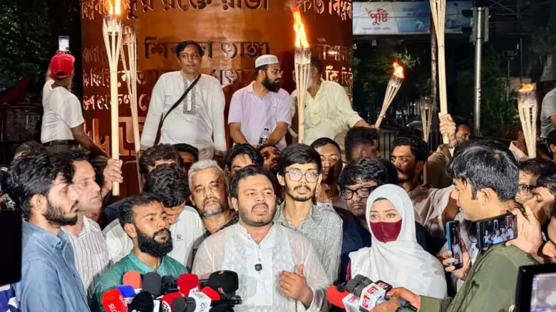 এনসিপির সমাবেশে হামলার প্রতিবাদে মধ্যরাতে শাহবাগে বিক্ষোভ