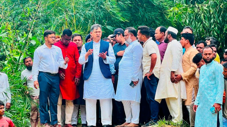 বন্যাদুর্গত মানুষের পাশে স্বরাষ্ট্রমন্ত্রী: চকরিয়ায় ত্রাণ বিতরণ ও পরিস্থিতি পর্যবেক্ষণ