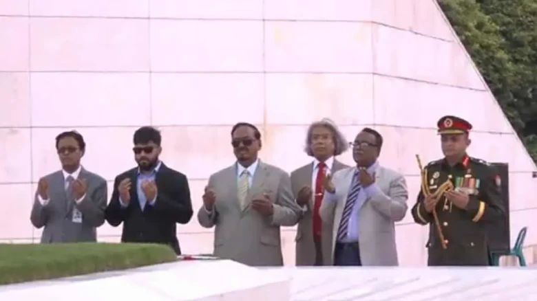 জিয়াউর রহমান ও খালেদা জিয়ার কবরে অস্থায়ী রাষ্ট্রপতি হাফিজ উদ্দিনের শ্রদ্ধা